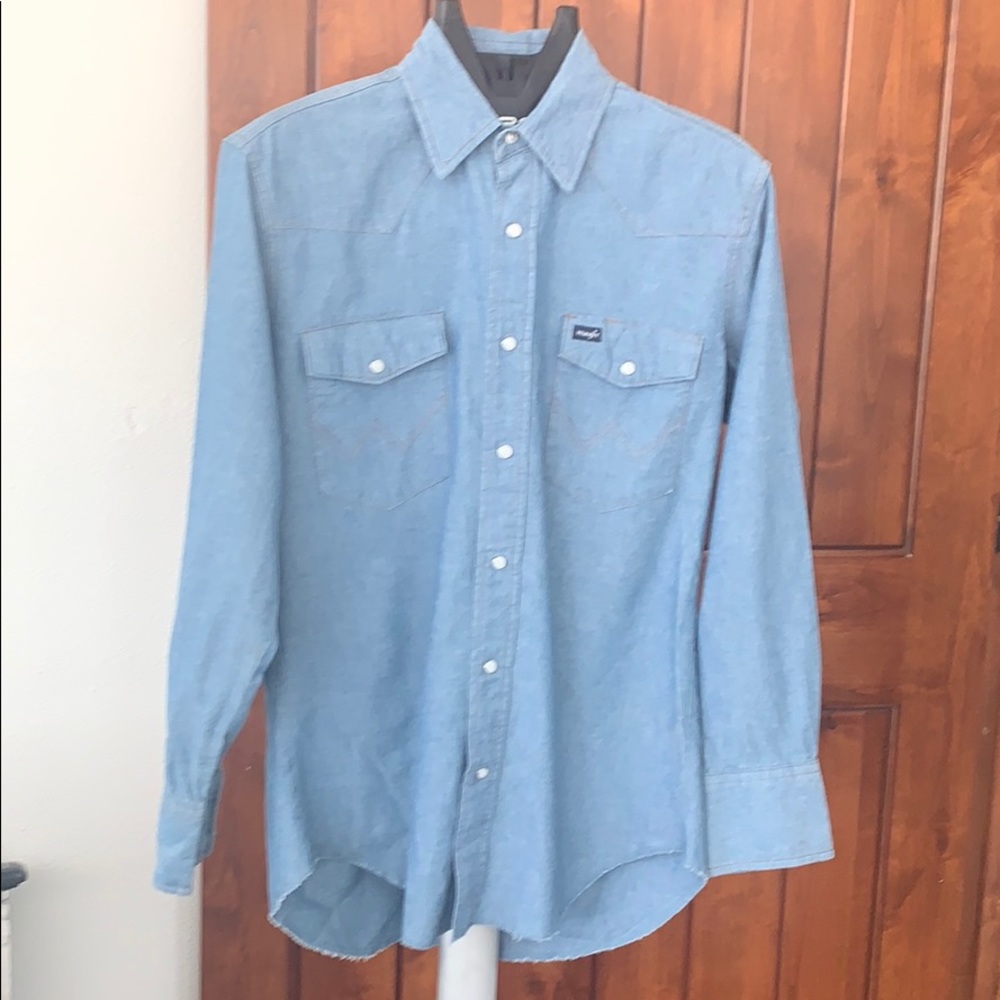 Wrangler snap button shirt in size Medium